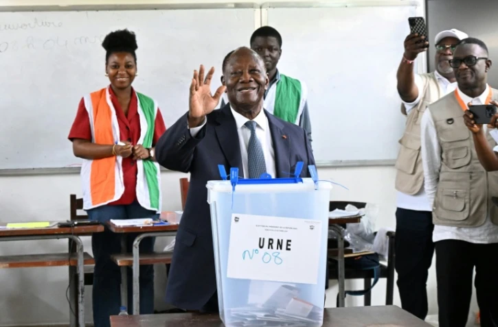 Le président sortant et candidat à la présidentielle ivoirienne Alassane Ouattara après avoir voté, le 25 octobre 2025 à Abidjan