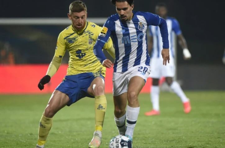 Le milieu du FC Porto Vitinha (d) sur le terrain d'Arouca en championnat du Portugal, le 6 février 2022
