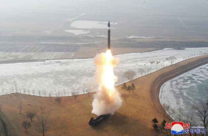 Une photo diffusée par l'agence de presse nord-coréenne KCNA montre ce qui est présenté comme un lancement de missile hypersonique, le 6 janvier 2025 depuis un lieu indéterminé