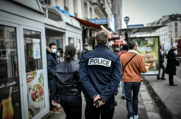 Patrouille de police dans les rues de Paris le 3 février 2021 pour vérifier le respect des règles dans le cadre de la crise sanitaire