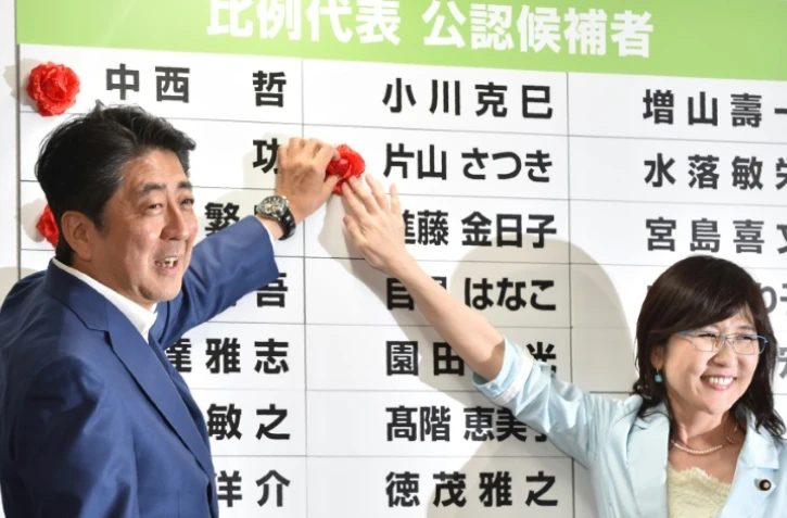 Le Premier ministre conservateur japonais Shinzo Abe (g), le 10 juillet 2016 à Tokyo