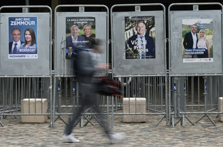 Passant marchant devant des affiches électorales à Montpellier, le 8 juin 2022