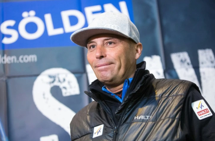 Le directeur de course de la Fédération internationale de ski (FIS) Markus Waldner lors d'une conférence de presse pour annoncer l'annulation du slalom géant d'ouverture de la Coupe du monde messieurs, à Sölden en Autriche, le 29 octobre 2017