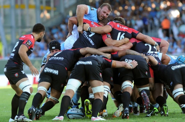Les joueurs du RCT engagés dans une mêlée contre ceux de Bayonne au stade Jean-Dauger, le 21 août 2016