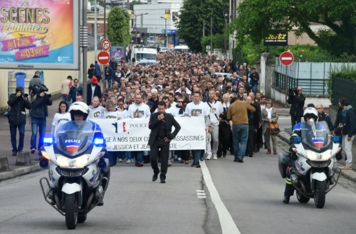 Des policiers et la population participent à Magnanville le 16 juin 2016