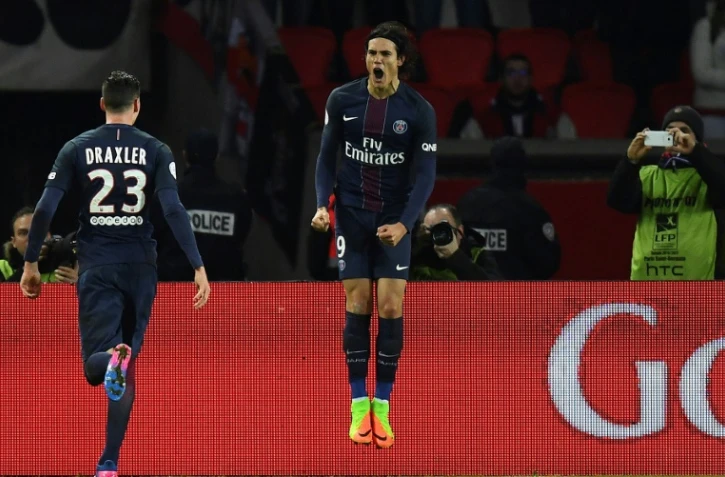 L'attaquant parisien Edinson Cavani partage sa joie avec Julian Draxler après son but contre Monaco, le 29 janvier 2017 au Parc des Princes