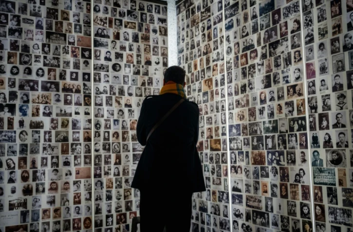 Un visiteur regarde des photos de juifs envoyés dans les camps nazis au Musée de l'Holocauste du Mémorial de la Shoah à Paris, le 19 janvier 2025