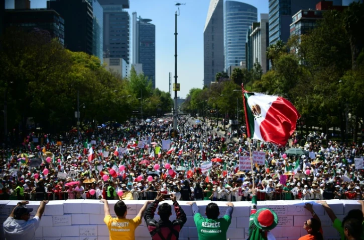 Des milliers de Mexicains manifestent contre le président américain Donald Trump et son projet de construire un mur à la frontière, le 12 février 2017 à Mexico