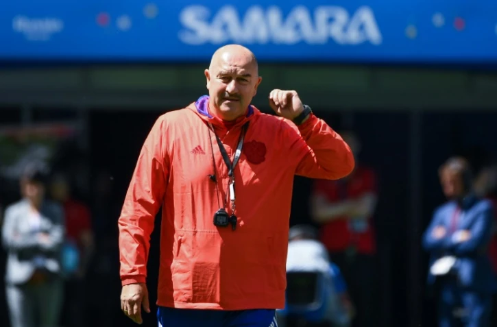 Le sélectionneur de la Russie Stanislav Cherchesov dirige une séance d'entraînement de son équipe, le 24 juin 2018 à Samara, où elle affronte l'Uruguay