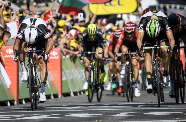 L'Australien Michael Matthews (g) remporte la 16e étape du Tour de France, le 18 juillet 2017 à  Romans-sur-Isère