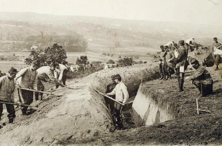 Photo d'une carte éditée par l'Historial de Péronne montrant des poilus en train de creuser une tranchée au cours de la bataille de la Marne pendant la Première guerre mondiale