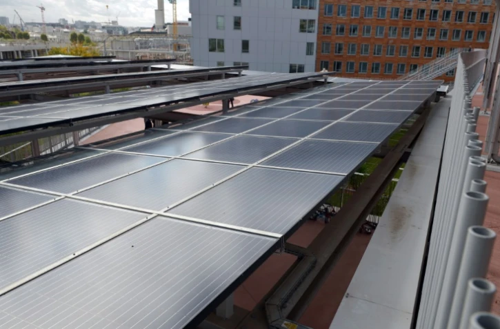 Des panneaux photovoltaïques permettent à une école de Saint-Ouen (région parisienne) de se fournir en électricité (eau chaude, éclairage.)Photo prise le 7 octobre 2015