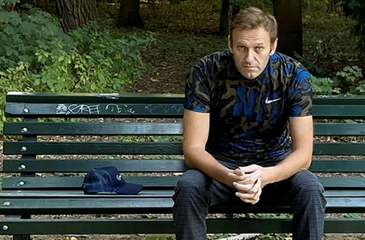 L'opposant russe Alexeï Navalny sur un banc à Berlin. Photo postée sur son compte Instagram @navalny le 21 septembre 2020