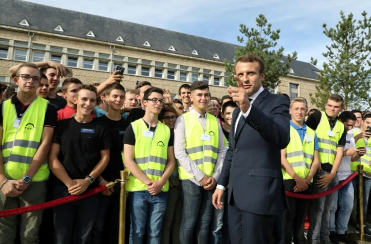 Le président français Emmanuel Macron visite l'Ecole d'Application aux métiers des Travaux Publics d'Egletons, le 4 octobre 2017