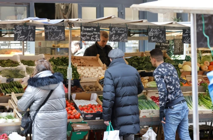 Un étal de fruits et légumes au marché d'Aligre, à Paris, le 22 mars 2022