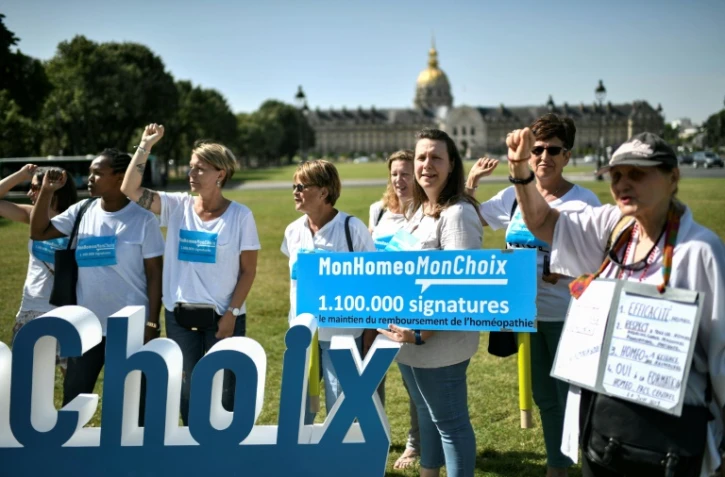 Manifestation appelée par le collectif "MonHomeoMonChoix" pour le maintien du remboursement de l'homéopathie, en face des Invalides, le 28 juin 2019 à Paris