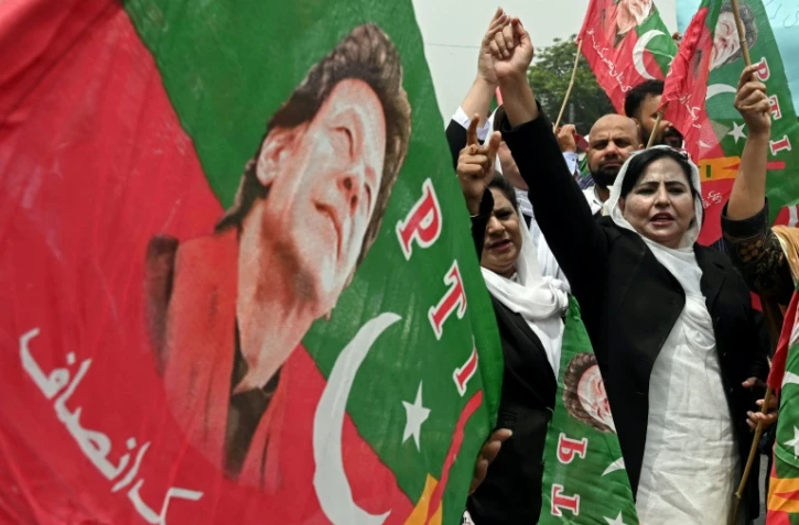 Des partisans de l'ex-Premier ministre pakistanais Imran Khan manifestent pour sa libération, le 7 août 2023 devant la Haute Cour de Lahore