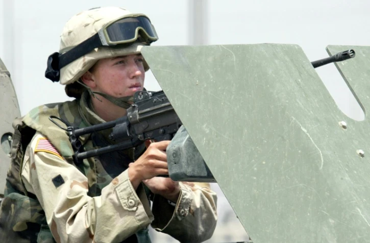 Une femme soldat dans l'armée américaine, le 13 juin 2003 à Mossoul, au nord de l'Irak