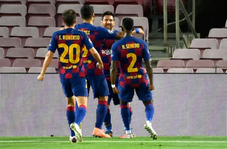 L'attaquant de Barcelone, Lionel Messi (c), fête le 2e but de de son équipe lors du 8e de finale retour de la Ligue des champions face à Naples, au Camp Nou, le 8 août 2020