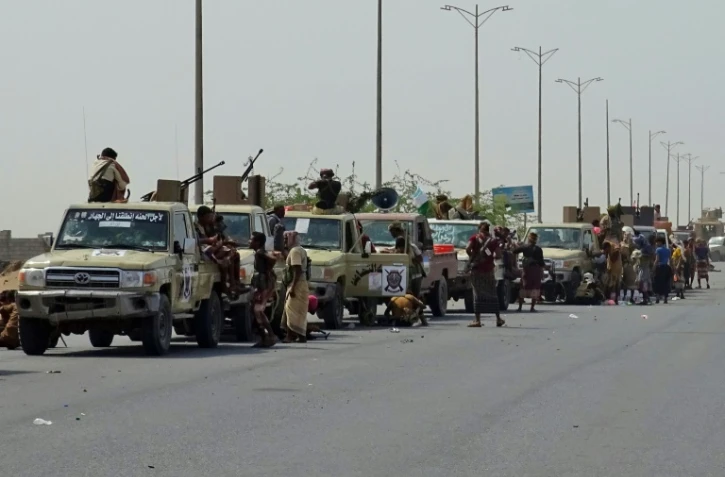 Des membres des forces progouvernementales au Yémen regroupés sur une autoroute en périphérie de Hodeida (ouest) contrôlée par les rebelles, le 8 novembre 2018