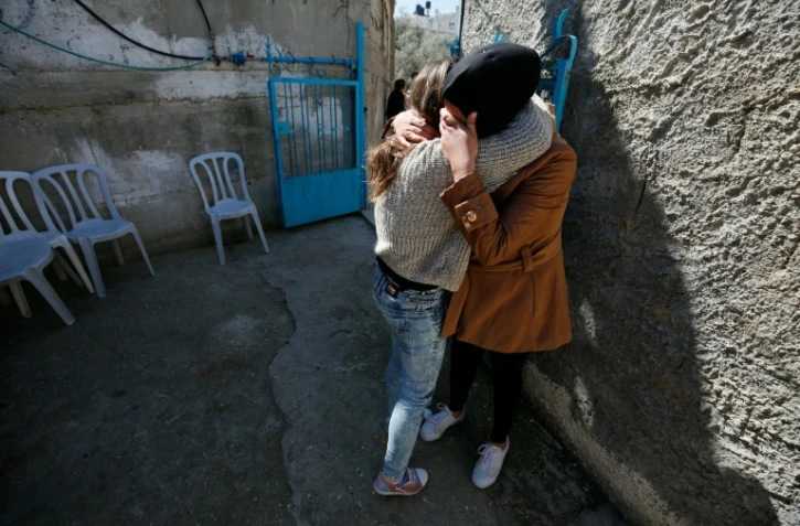 Des Palestiniennes pleurent lors des funérailles de Iyad Omar Sajdia, tué dans des heurts dans le camp de Qalandya le 1er mars 2016 en Cisjordanie