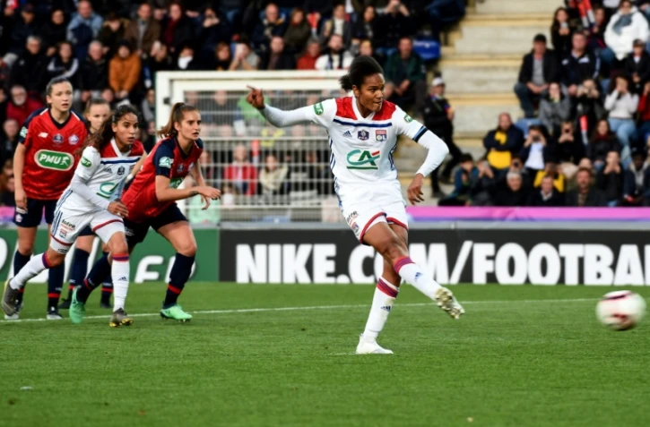 La défenseure de Lyon, Wendie Renard (d), lors de la finale de la Coupe de France face à Lille, à Châteauroux, le 8 mai 2019