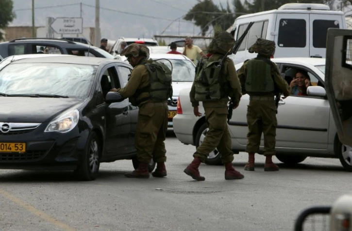Des soldats israéliens lors d'un contrôle des automobilistes à Jenin, en Cisjordanie, le 24 octobre 2015