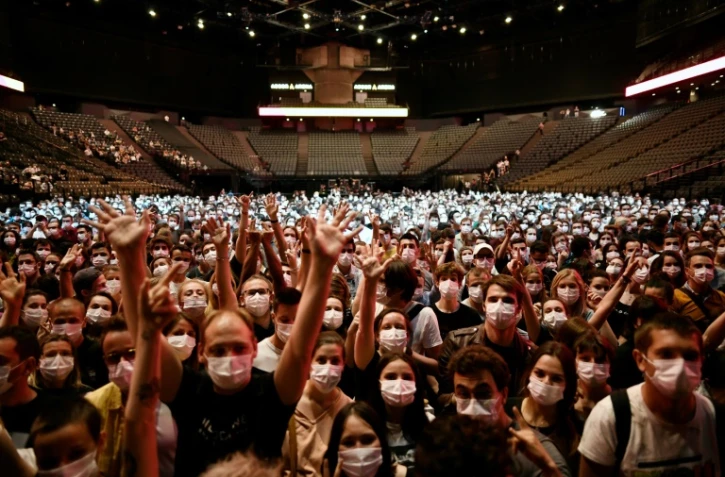5.000 spectateurs masqués mais sans distance physique lors du concert du groupe français Indochine, doublé d'une étude scientifique, le 29 mai 2021 à Bercy, à Paris