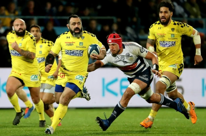 Les Clermontois à l'attaque, dans le sillage de Davit Zirakashvili (balle en main), contre les Agenais, pour leur dernier match en Top 14 à Agen, le 29 février 2020