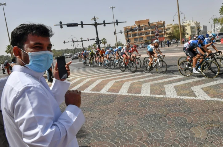 Un homme portant un masque chirurgical pendant la 5e étape du Tour des Emirats, le 27 février 2020 