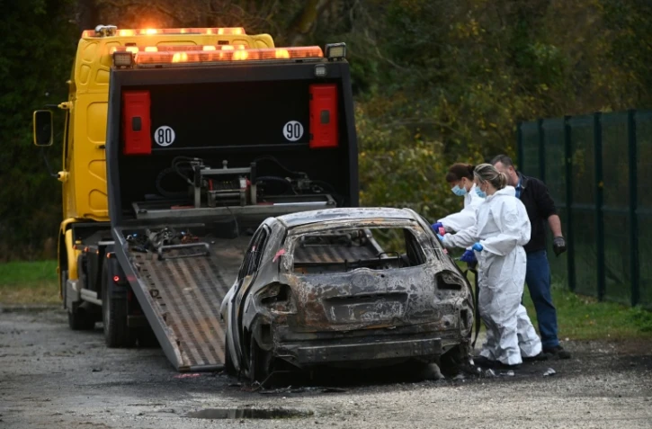 La police scientifique inspecte une voiture calcinée à Saint-Pierre-d’Oléron, le 5 novembre 2025, après qu'un conducteur a percuté volontairement des piétons et des cyclistes sur l'Ile d'Oléron
