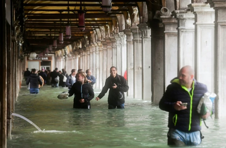 Des touristes près de la place Saint-Marc à Venise le 29 octobre 2018