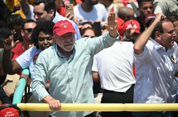 Le président brésilien Luiz Inacio Lula da Silva salue ses partisans, le 24 octobre 2026 à Rio de Janeiro au Brésil