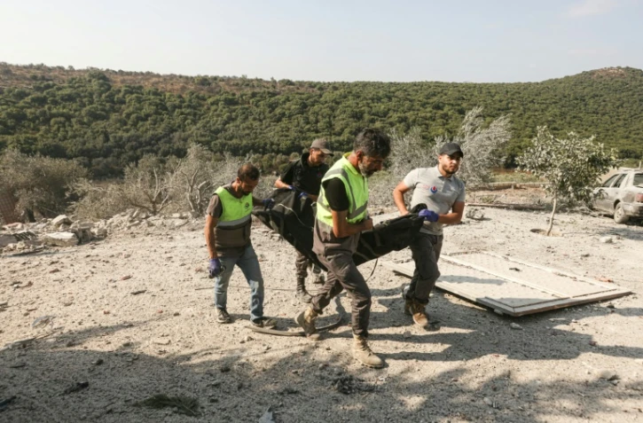 Les premiers secours évacuent un corps des décombres à la suite d'une frappe aérienne israélienne qui a visé une maison dans le village d'Ansar, dans le sud du Liban, le 15 août 2026.