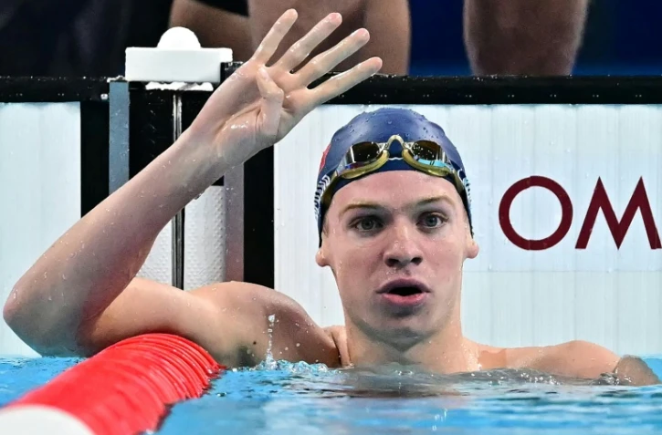 Le Français Léon Marchand après sa quatrième médaille d'or remportée aux JO de Paris, sur 200 m 4 nages, le 2 août 2024 à La Défense Arena à Nanterre 
