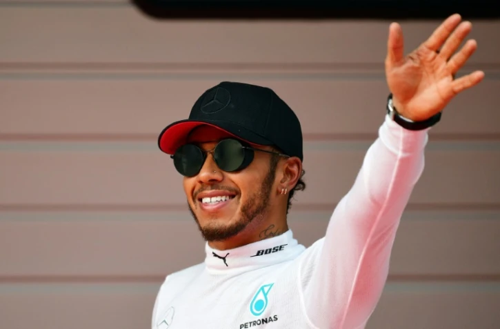 Le Britannique Lewis Hamilton (Mercedes) salue les supporteurs après avoir obtenu la pole au GP de Chine, le 8 avril 2017 à Shanghai