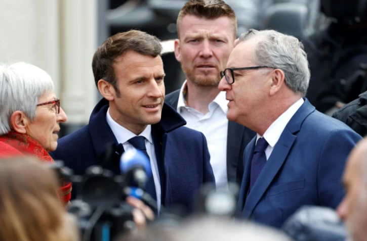 Emmanuel Macron et Richard Ferrand, alors président de l'Assemblée nationale, à Spézet (Finistère), le 5 avril 2022