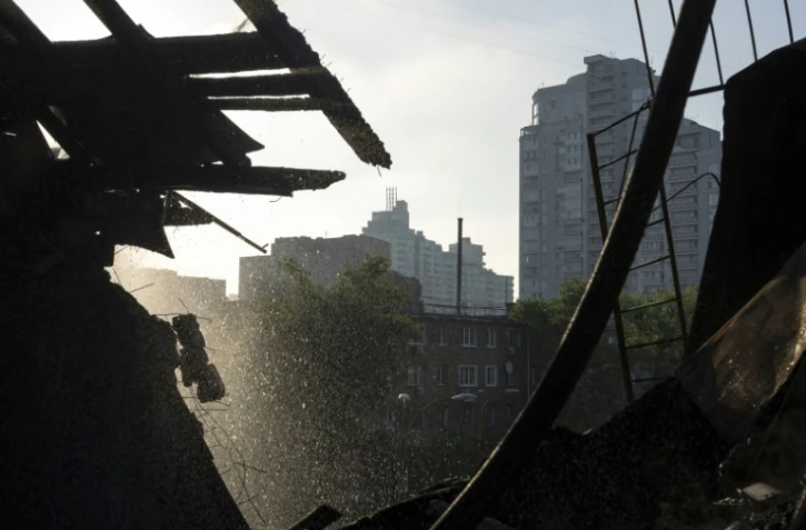 Un immeuble d'habitation après une frappe nocturne russe, à Kiev, le 10 juillet 2025 