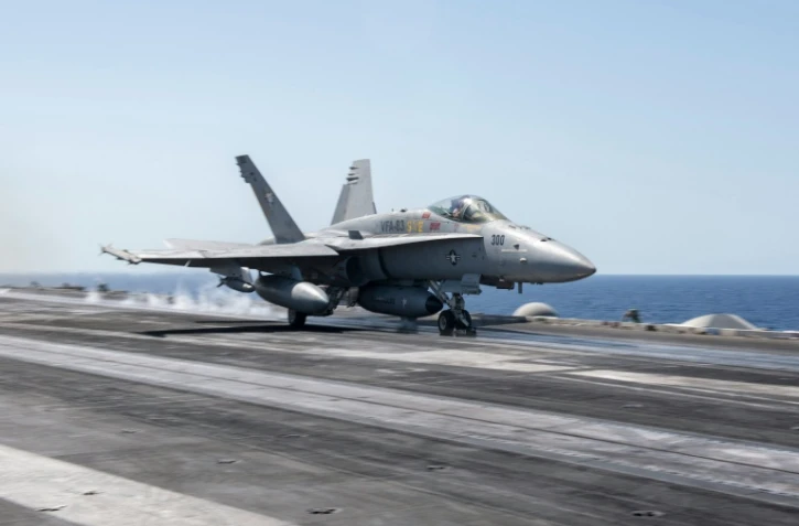 Un F-18 Hornet américain décolle du porte-avion USS Harry S. Truman, le 6 juin 2016 en Mer Méditerranée