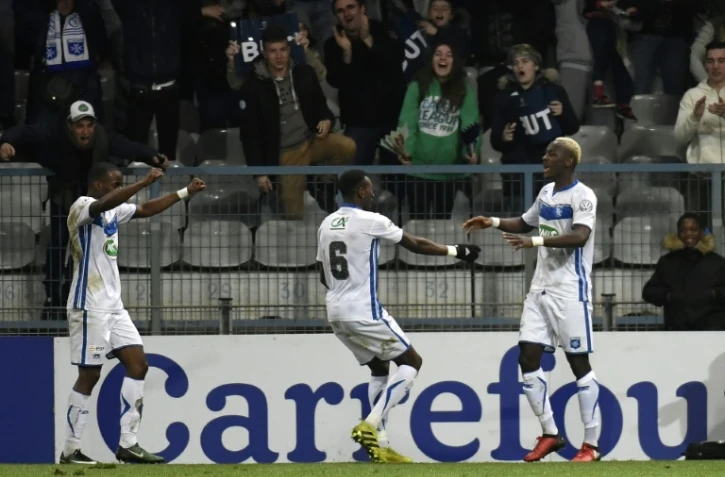 L'attaquant Mohamed Yattara (d) inscrit le 1er des 3 buts d'Auxerre face à Saint-Etienne en 16e de Coupe de France à l'Abbé-Deschamps, le 1er février 2017 