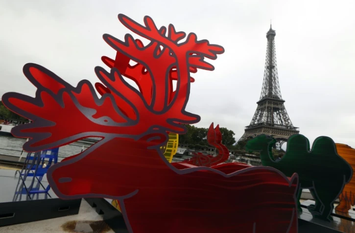 Une installation de l'artiste Gad Weil, faisant partie du projet "Climate Noah' Ark" sur le toit d'une péniche amarrée sur la Seine, devant la tour Eiffel à Paris, le 19 septembre 2015