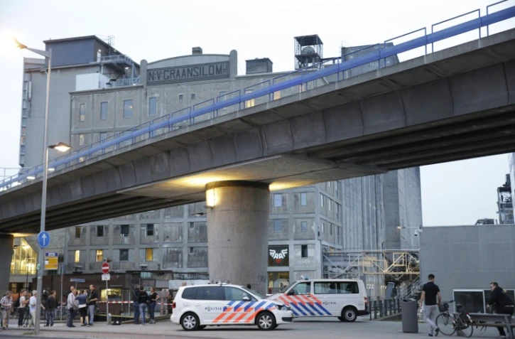 La police évacue la salle de concerts Maassilo à Rotterdam après un concert du groupe californien Allah-Las par crainte d'un attentat