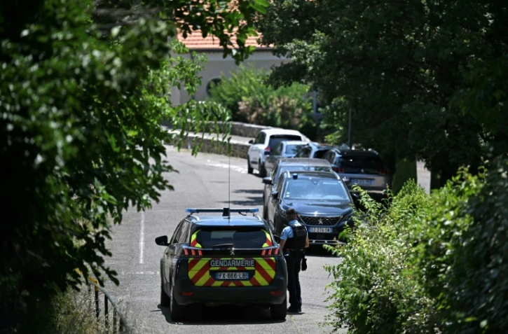 Des gendarmes sécurisent les lieux d'une fusillade mortelle lors d'une fête de mariage à Goult, dans le Vaucluse, le 22 juin 2025