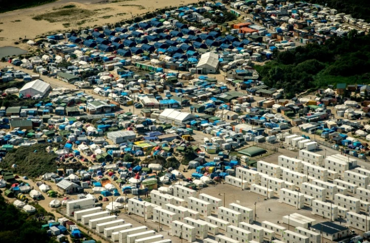 Photo aérienne prise le 16 août 2016 de la Jungle à Calais, où vivent 9.000 migrants semon certaines ONG