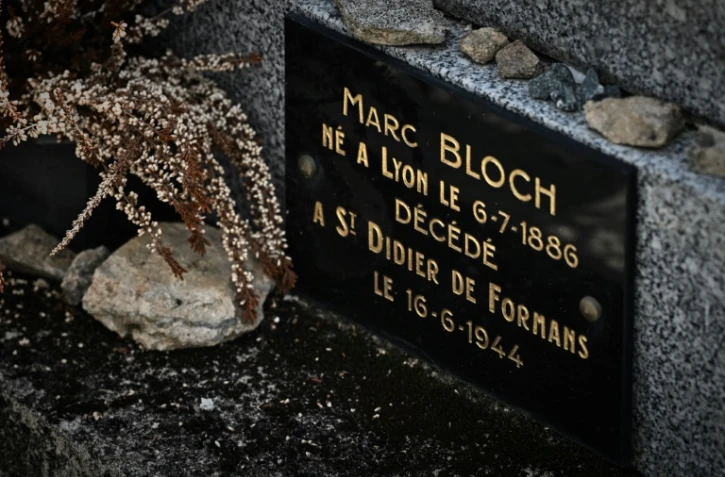 La tombe de l'historien Marc Bloch au cimetière du Bourg-d'Hem, dans la Creuse, le 1er juin 2026