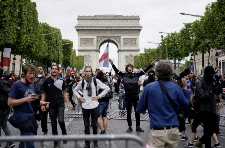 Des manifestants proches des Gilets jaunes protestent sur les Champs-Elysées à Paris le 14 juillet 2019