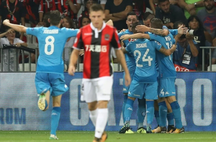 Les joueurs de Naples se congratulent après le but de José Callejon face à Nice, en barrage retour de Ligue des champions, le 22 août 2017 à l'Allianz Riviera