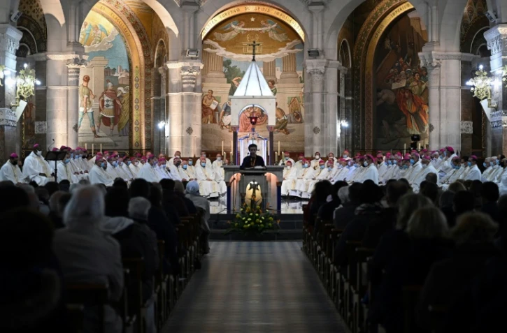 Une messe est célébrée à la basilique Notre-Dame-du-Rosaire après une cérémonie pour les victimes de pédocriminalité, le 6 novembre 2021 à Lourdes