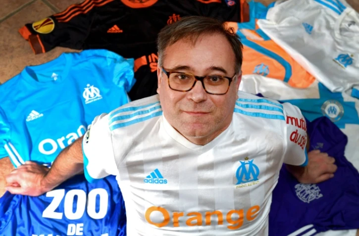 L'archiviste de l'Olympique de Marseille Gilles Castagno avec les maillots du club le 22 novembre 2018