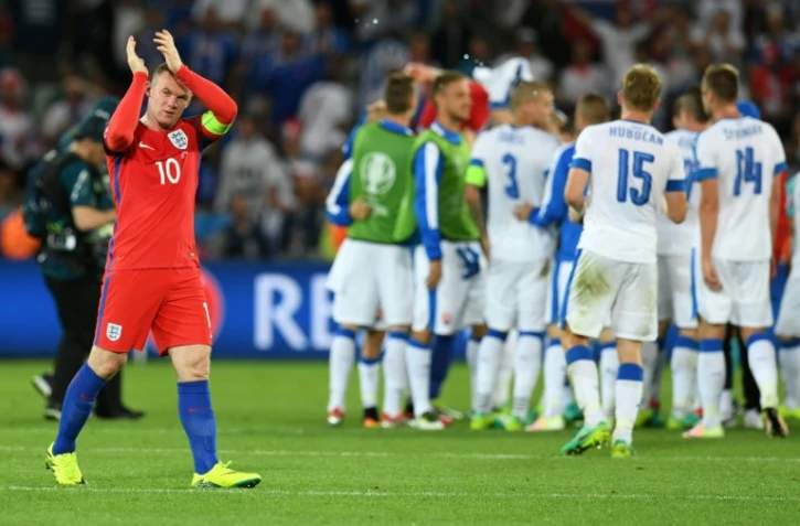 La capitaine anglais Wayne Rooney salue les supporters après le match de l'Euro contre la Slovaquie, le 20 juin 2016 à Saint-Etienne